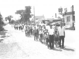 Promenade de jeunes de l'Œuvre des terrains de jeux sur le chemin du Côteau-Rouge