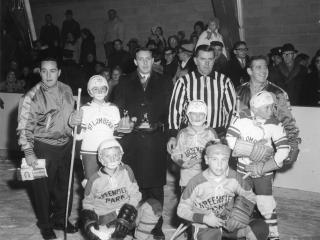 Équipe de hockey des garçons avec Maurice Richard comme arbitre