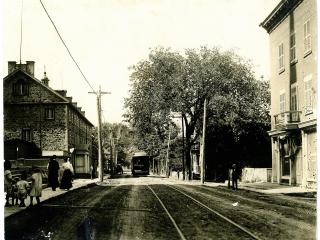 Tramway sur la rue Saint-Charles Ouest à Longueuil