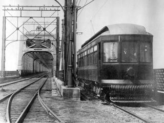 Le premier tramway du Montreal & Southern Counties arrive à Saint-Lambert via le pont Victoria